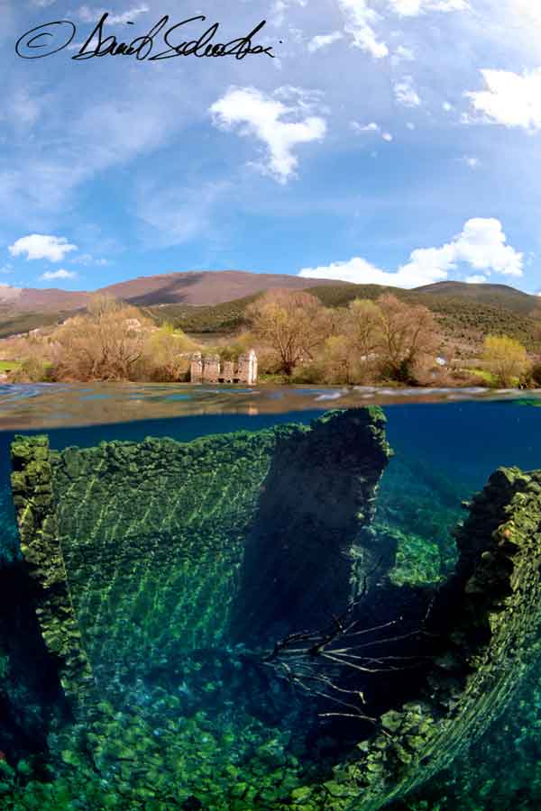 Il Colorificio semi-sommerso dalle acque del lago